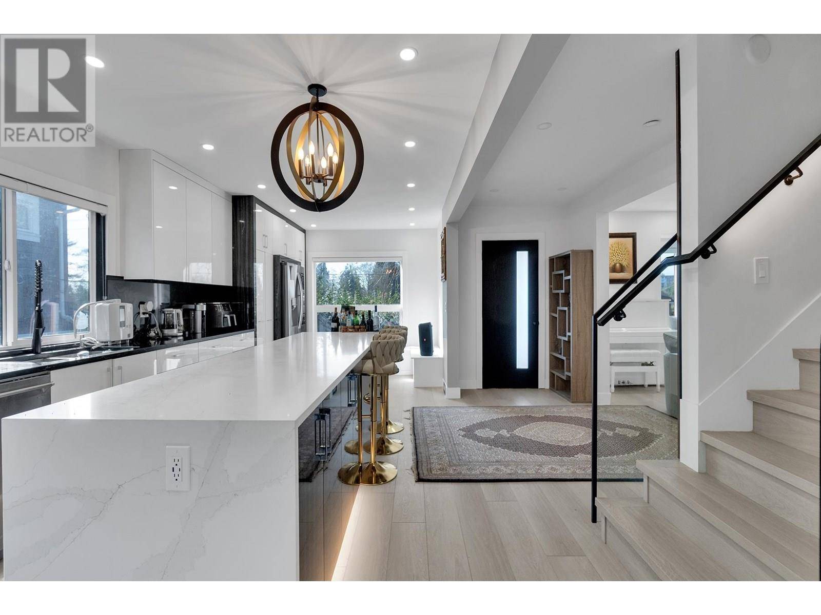 West Vancouver, BC V7V1T2,1921 FULTON AVENUE