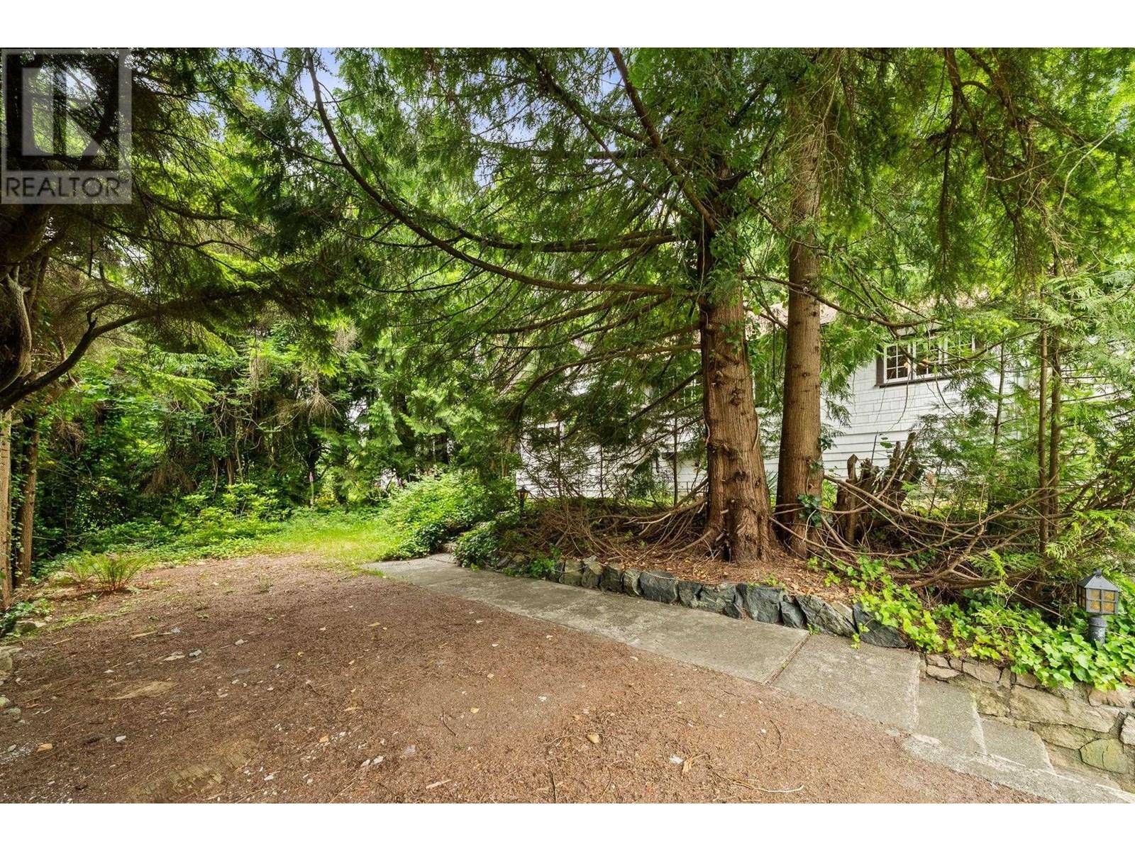 North Vancouver, BC V7N1M3,338 E OSBORNE ROAD