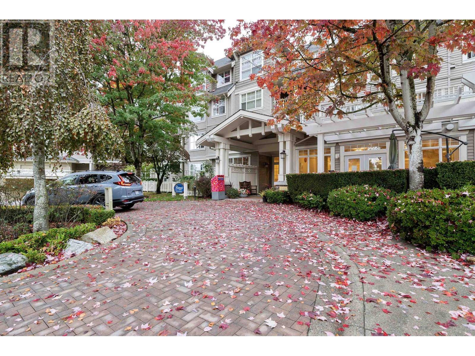North Vancouver, BC V7J3V6,960 LYNN VALLEY RD #202