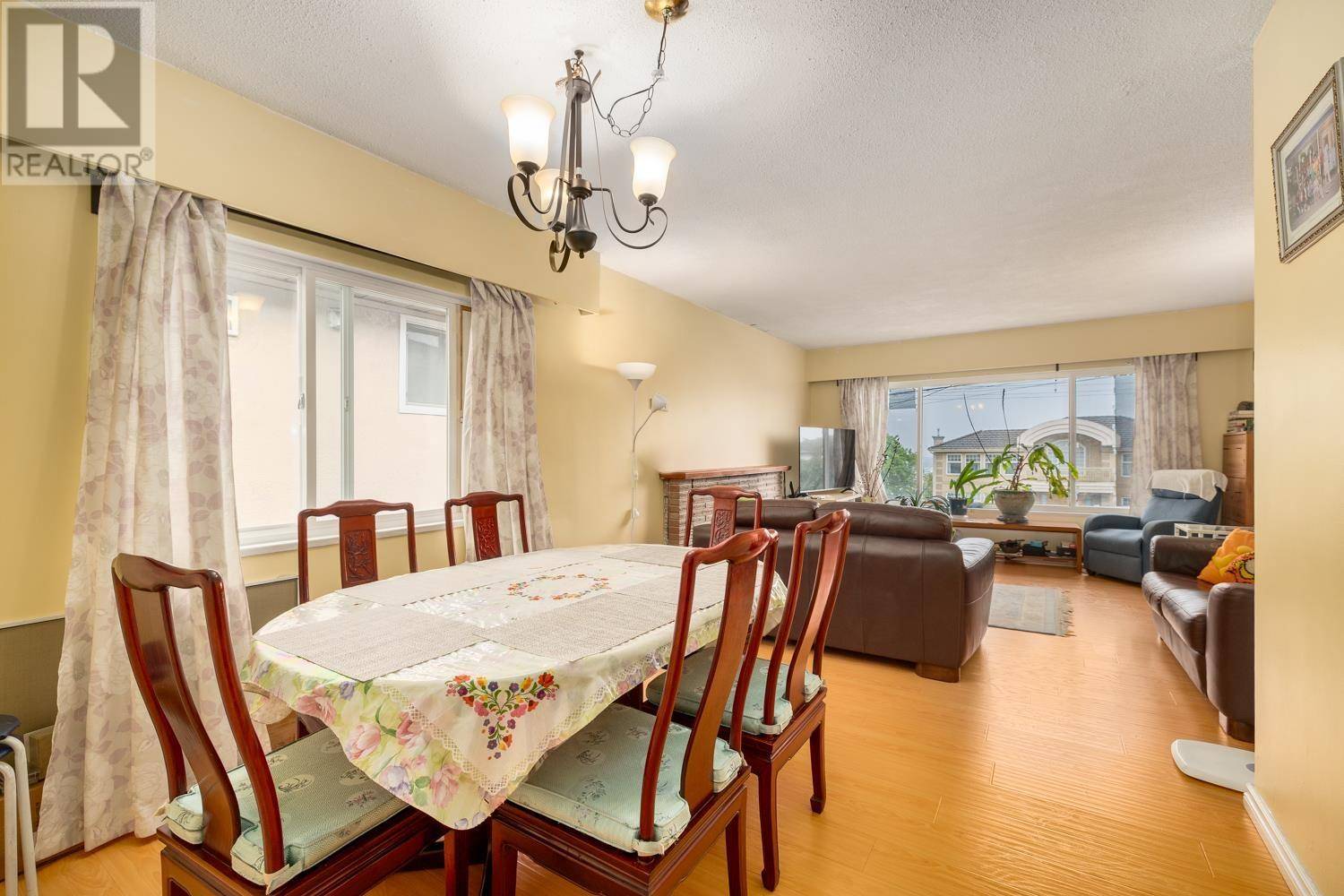 Burnaby, BC V5J2M2,5679 CLINTON STREET