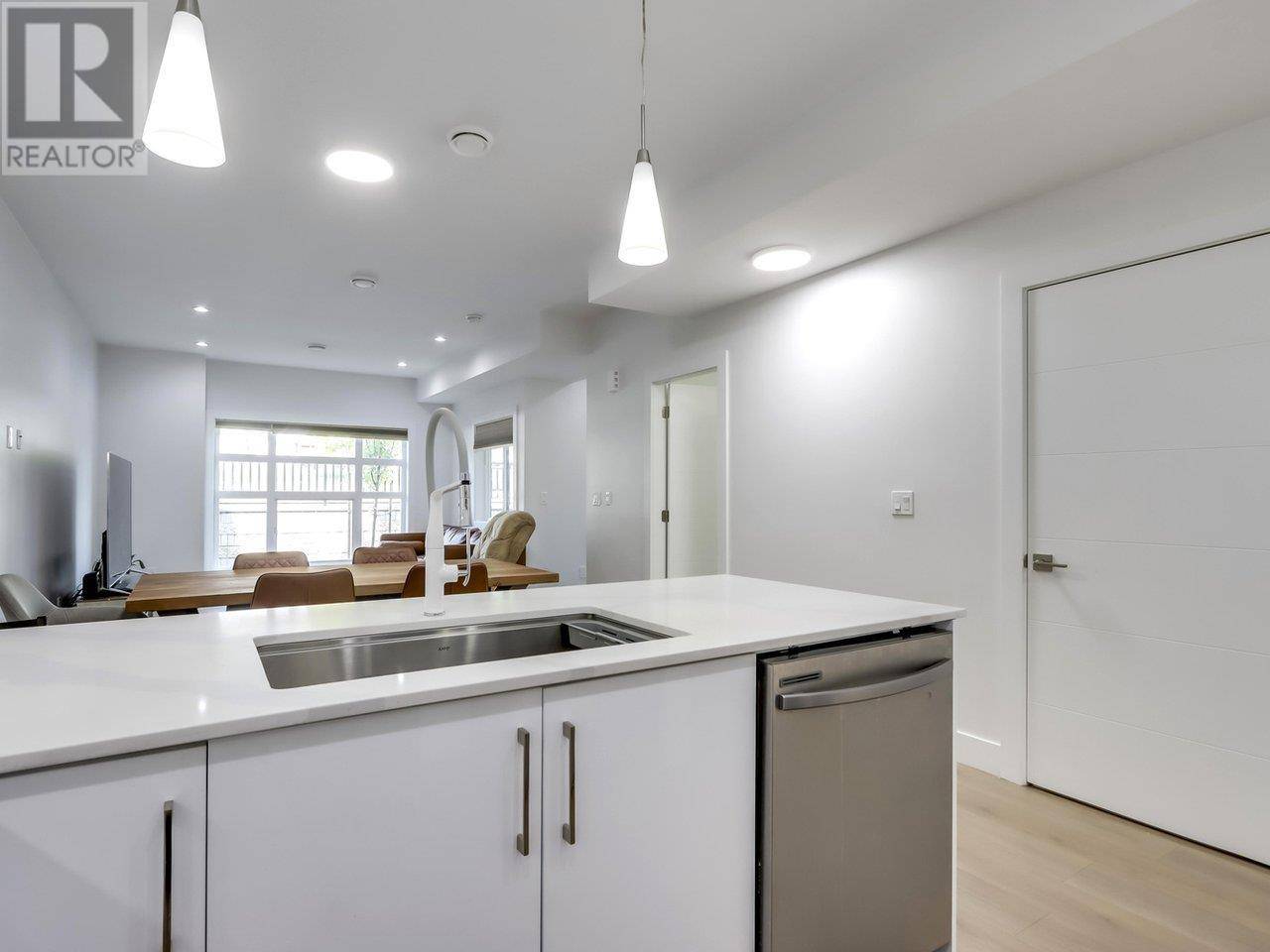 Coquitlam, BC V3K2A5,906 QUADLING AVE #103