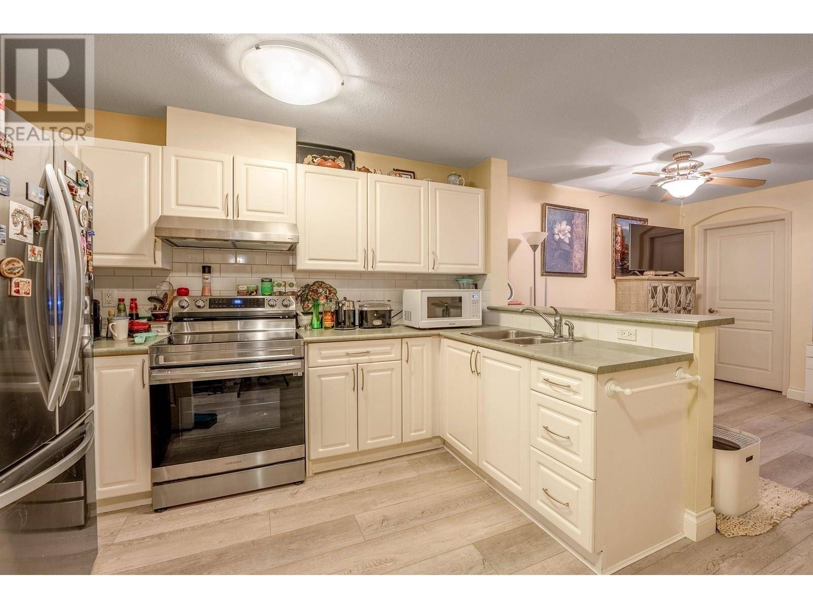 North Vancouver, BC V7J3V6,960 LYNN VALLEY RD #416