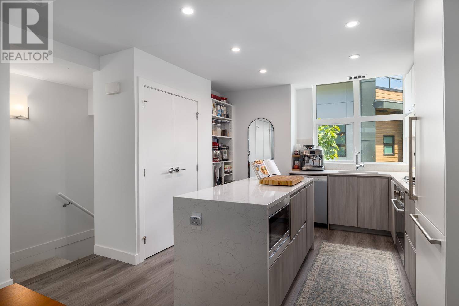 North Vancouver, BC V7P0E1,2060 CURLING RD #238