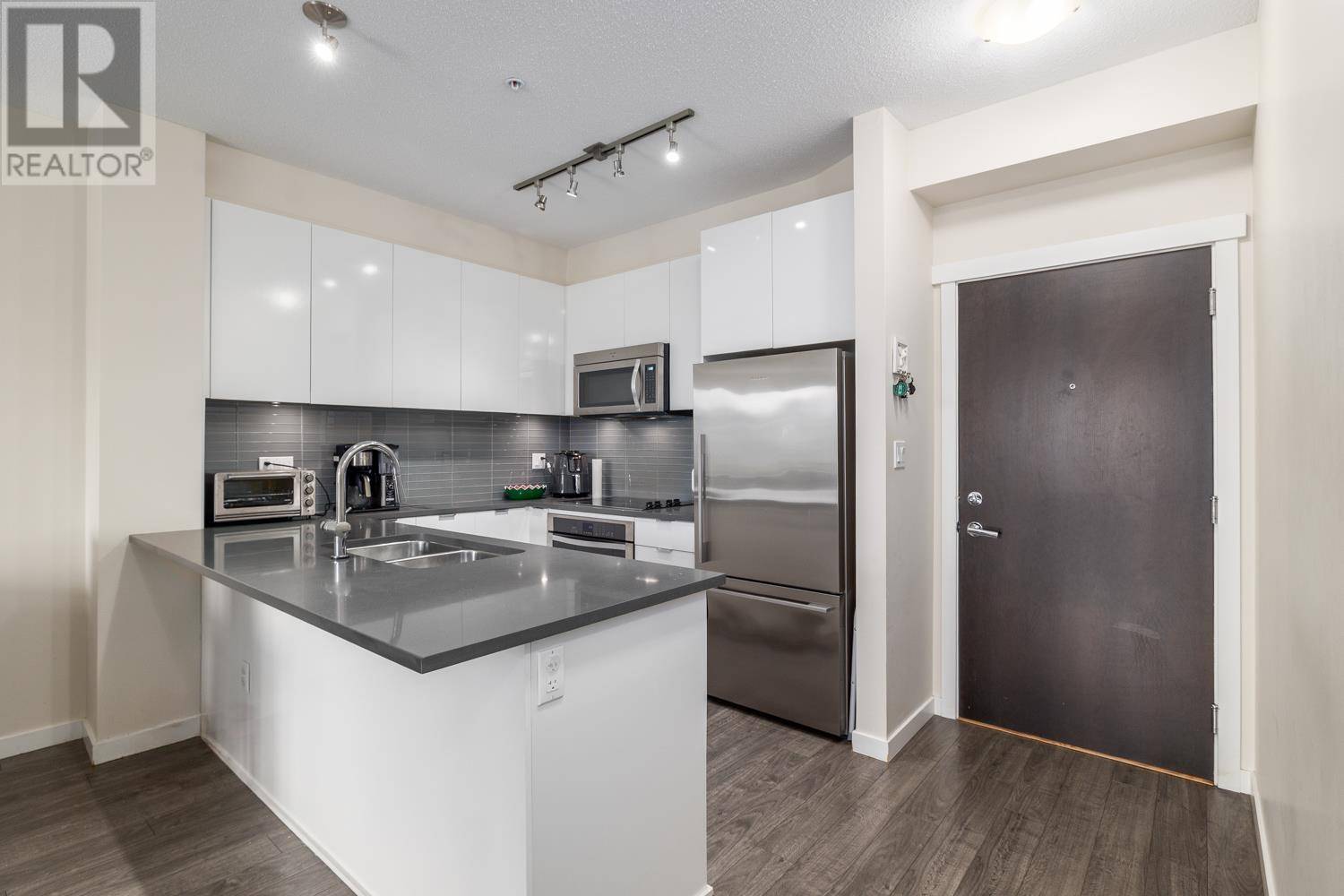 North Vancouver, BC V7J0A8,2665 MOUNTAIN HWY #322