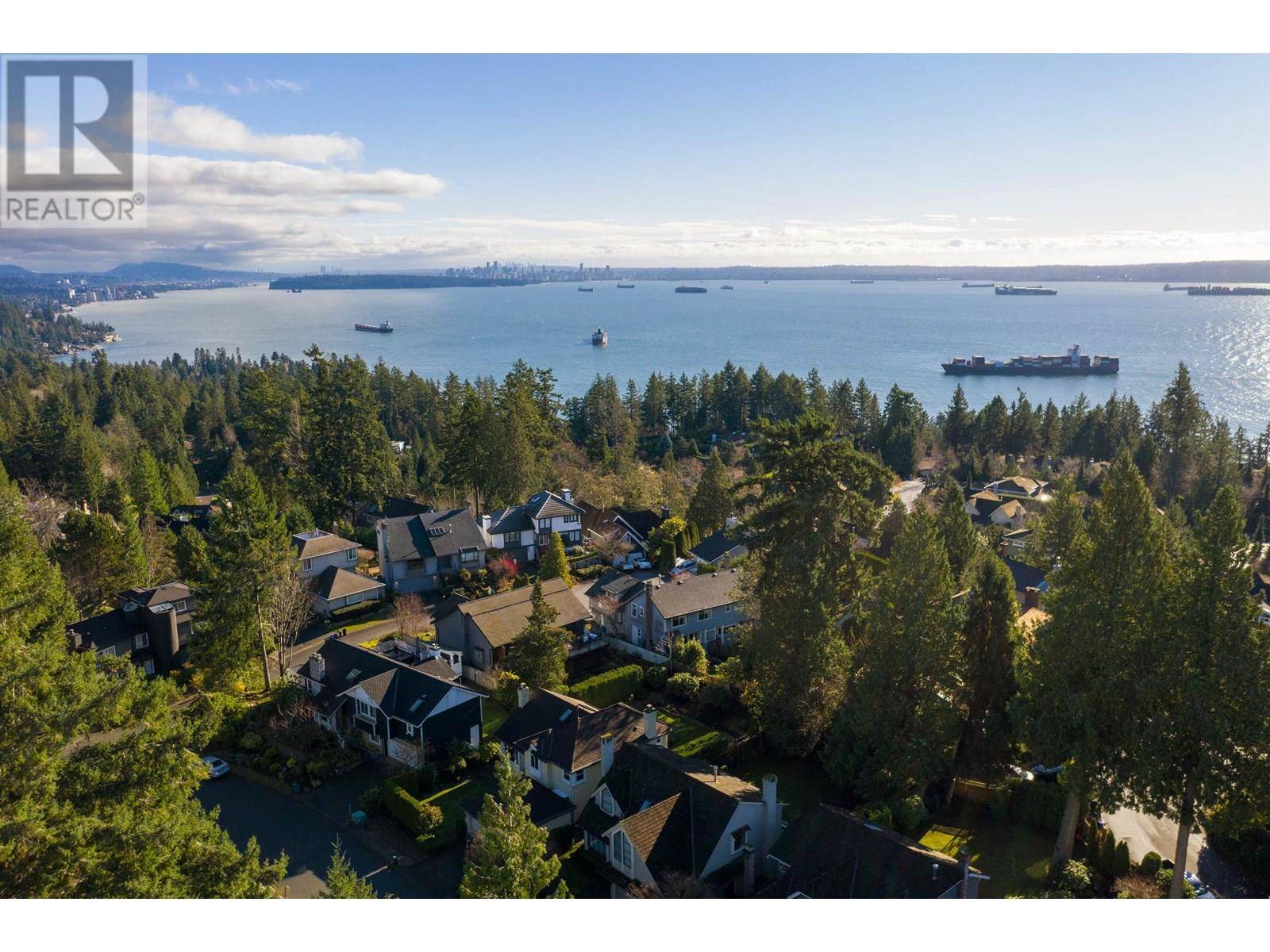 West Vancouver, BC V7W2Y3,4786 MEADFEILD COURT