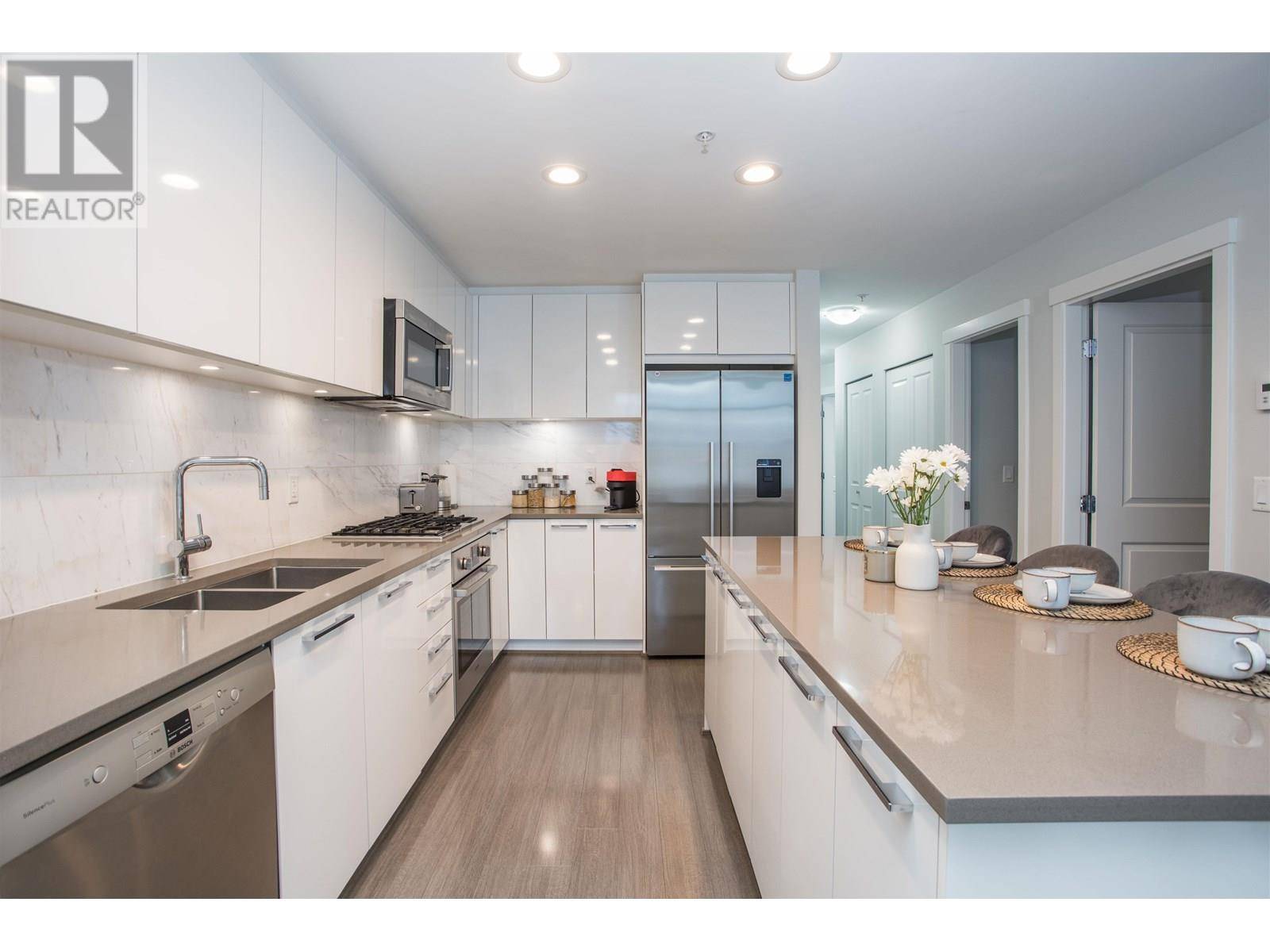 Vancouver, BC V5S0C3,3263 PIERVIEW CRES #413