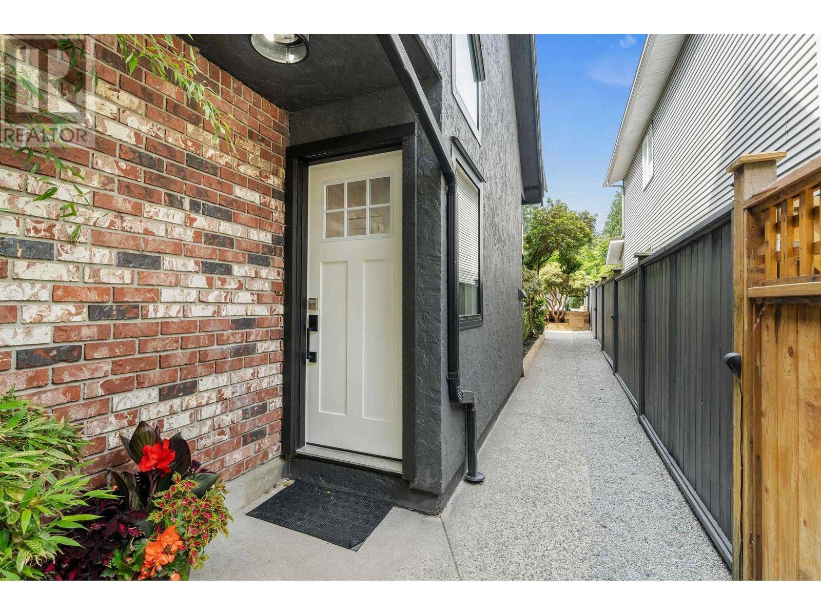 North Vancouver, BC V7J1W2,1430 DRAYCOTT ROAD