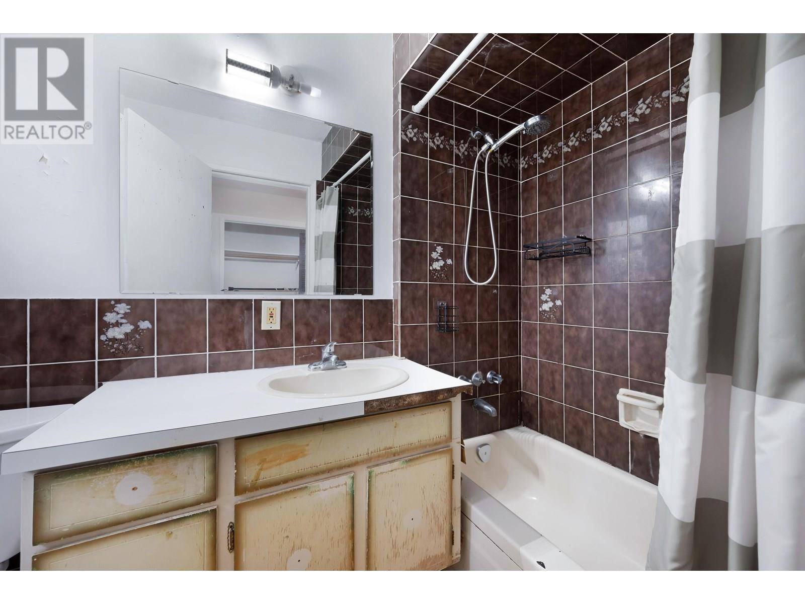 Burnaby, BC V5A2B5,8214 LAKELAND DRIVE