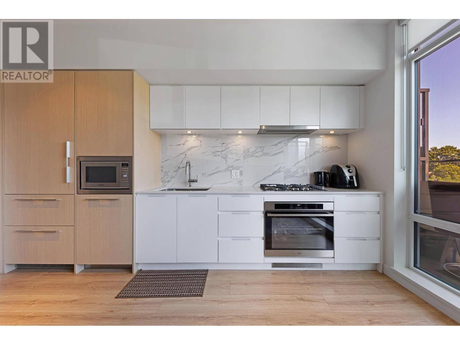 North Vancouver, BC V7J1H6,1500 FERN ST #202