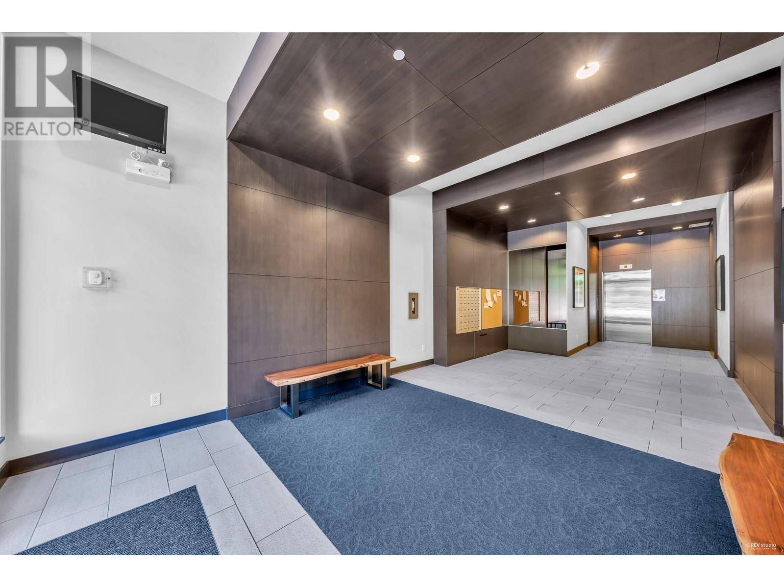 North Vancouver, BC V7P1T1,1177 MARINE DR #304