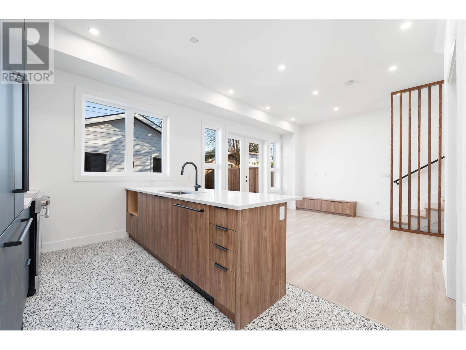Vancouver, BC V5R2H3,4014 RUPERT STREET