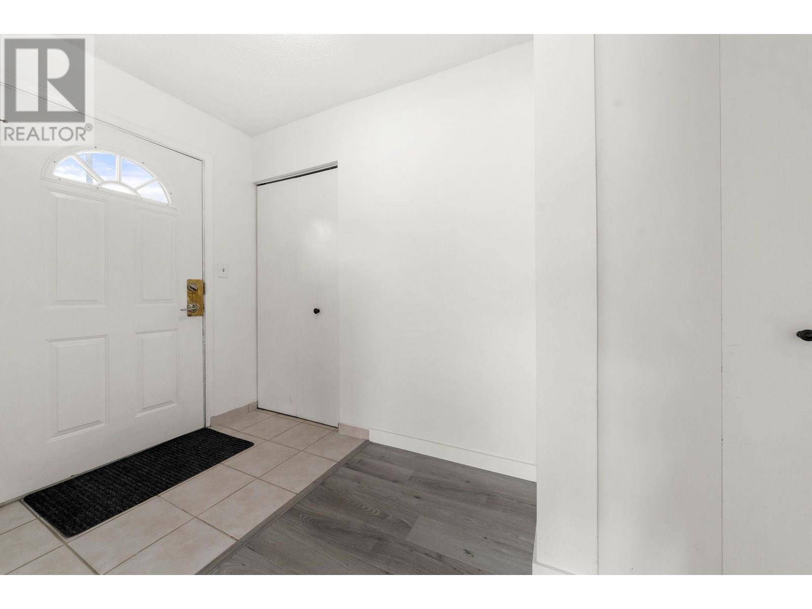 North Vancouver, BC V7J2G9,834 PREMIER ST #15