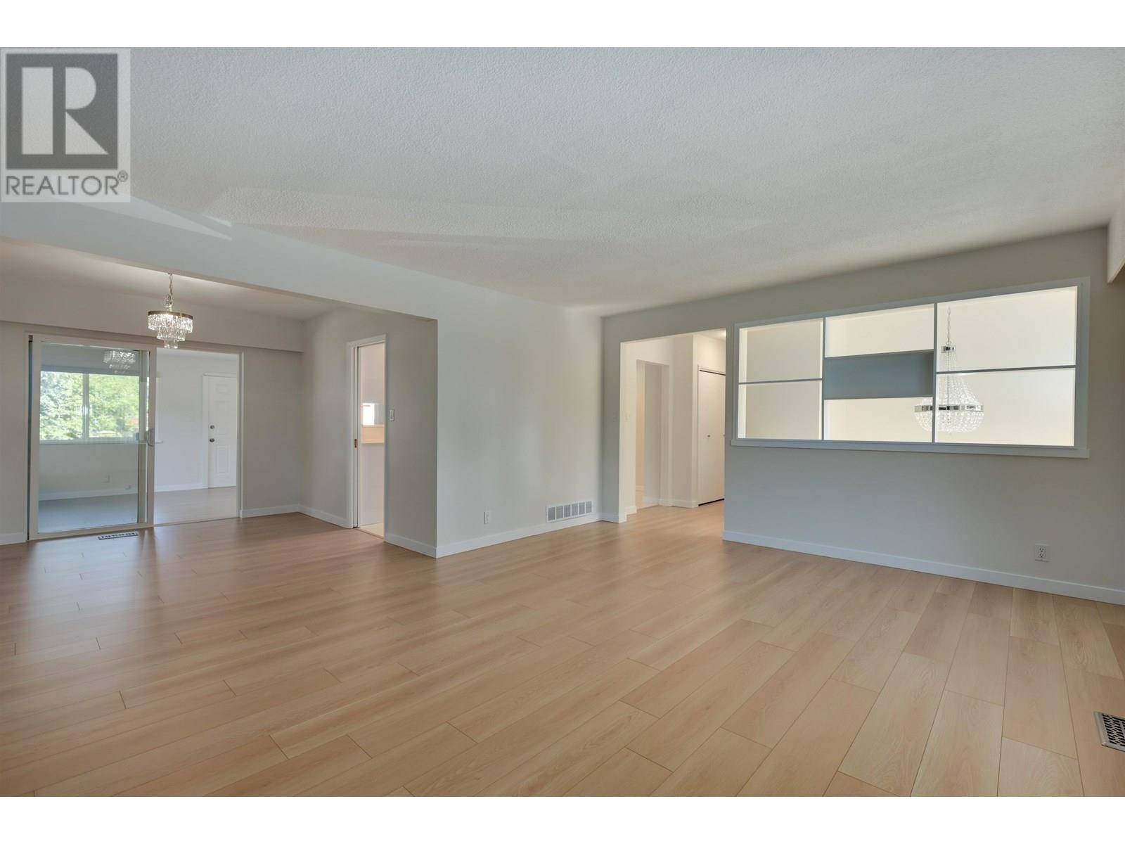 Burnaby, BC V5B3R6,860 HOWARD AVENUE