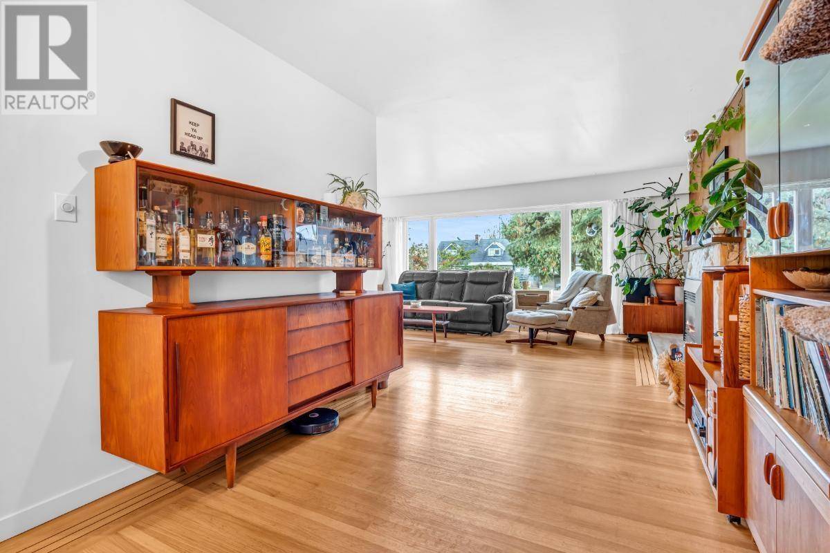 North Vancouver, BC V7L2X1,852 E 17TH STREET