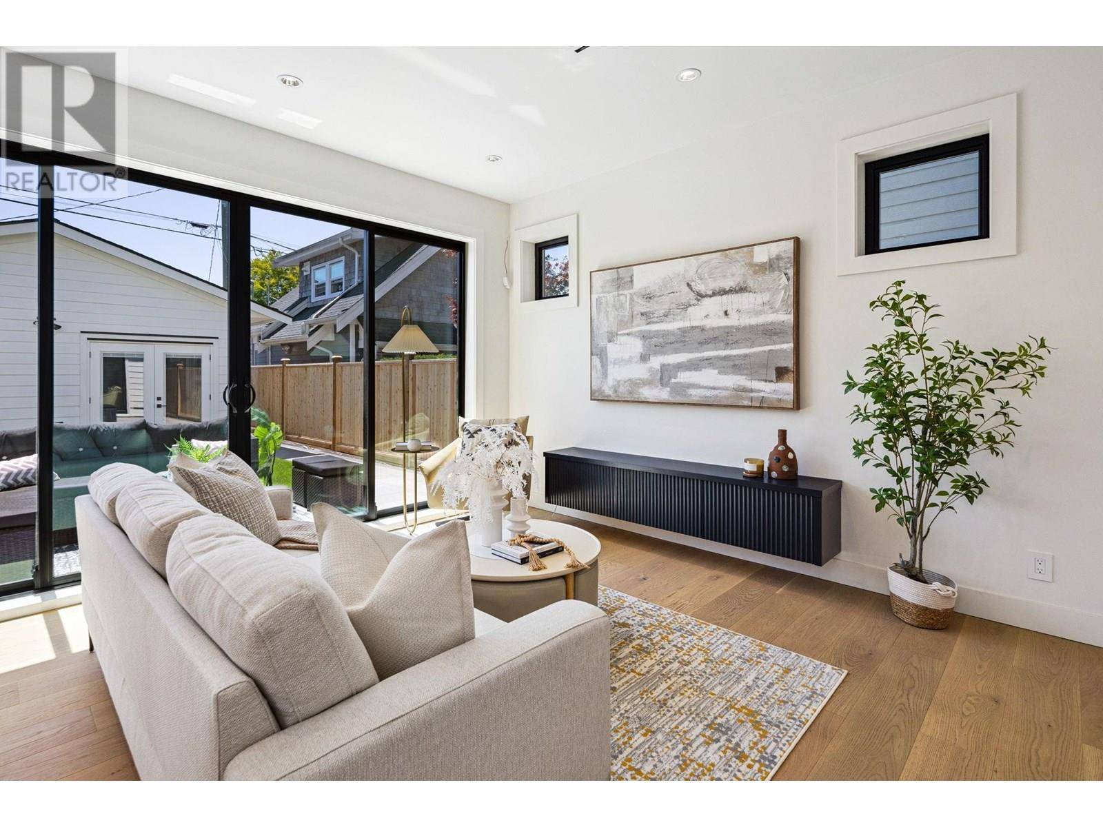 Vancouver, BC V5W1K2,250 East 39TH AVE #2