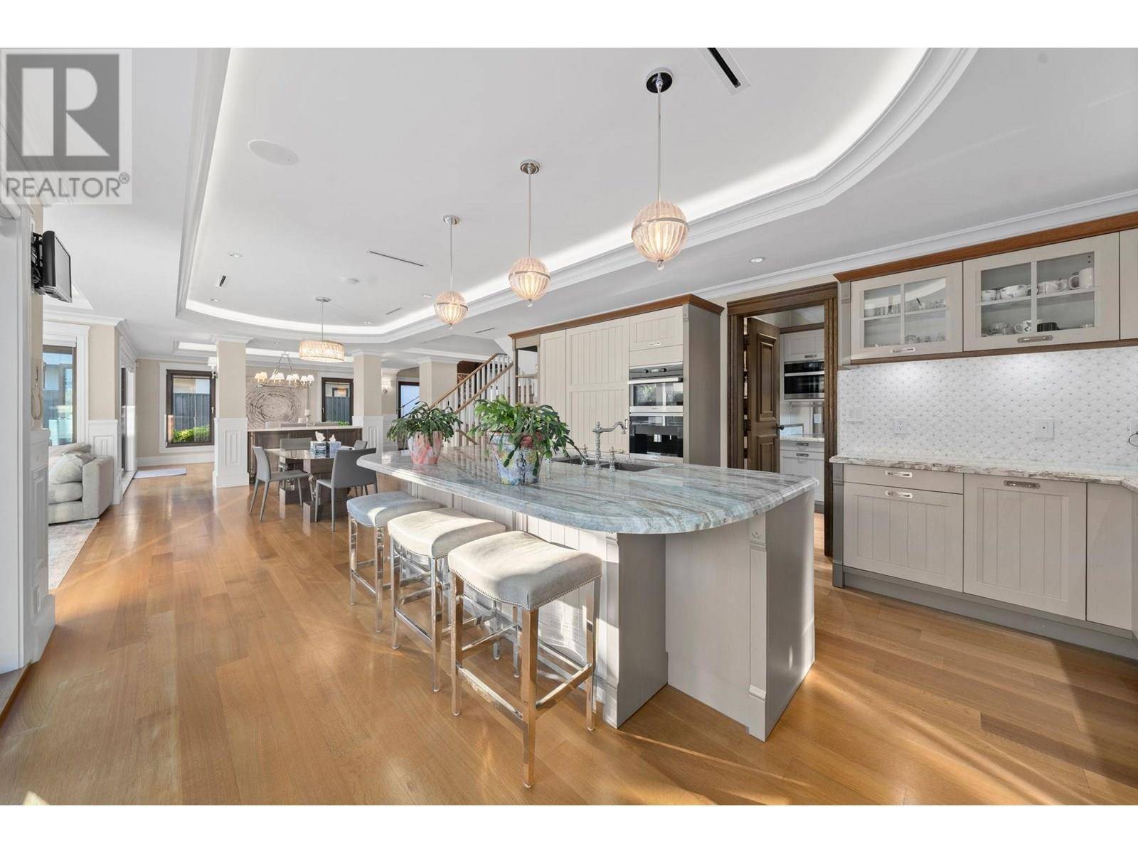 North Vancouver, BC V7R2N3,2809 EDGEMONT BOULEVARD