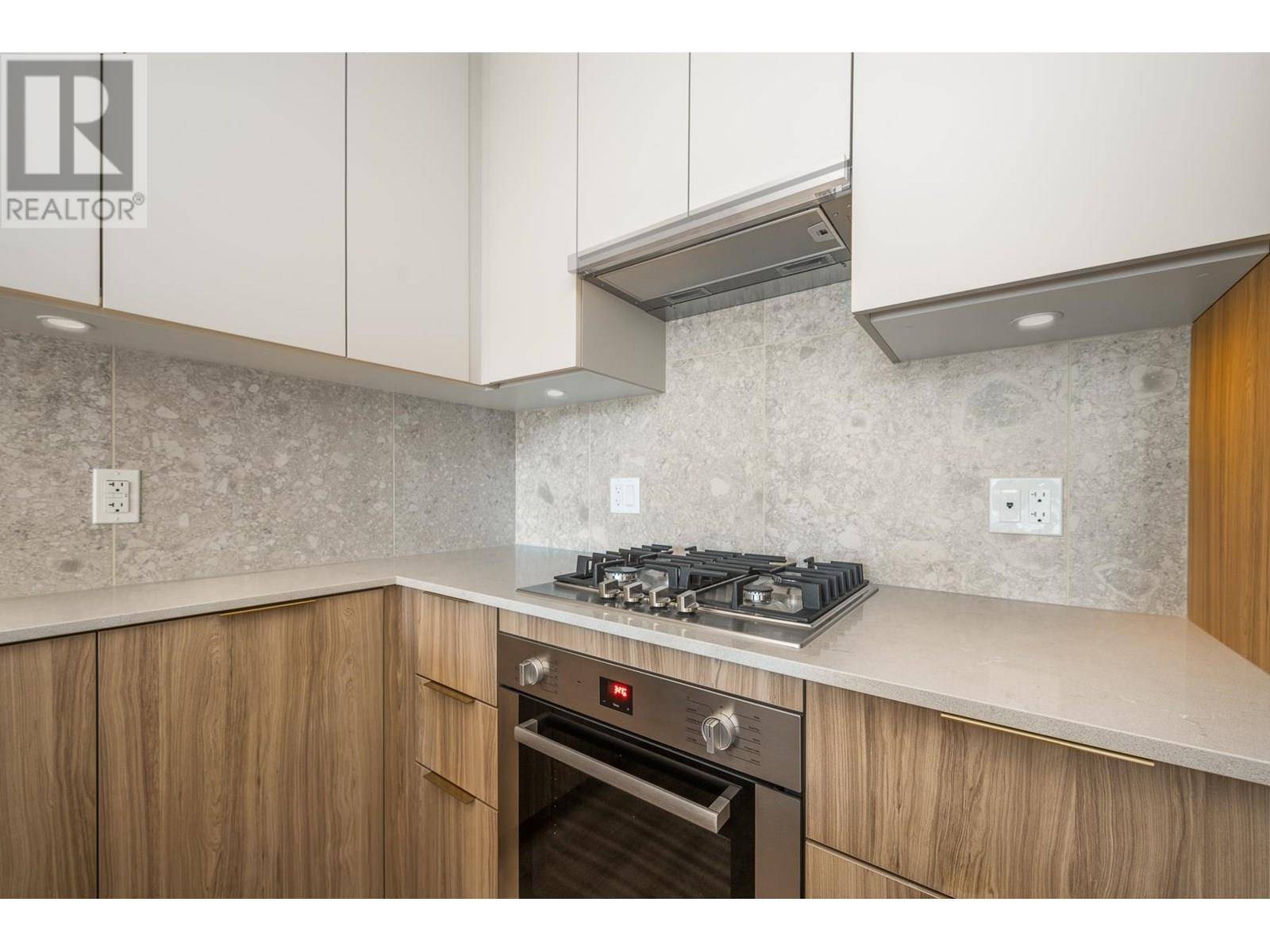 North Vancouver, BC V7J0E8,2325 EMERY CT #202
