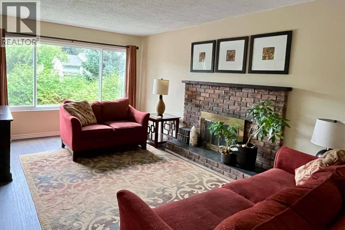 Coquitlam, BC V3E1E9,3202 SALT SPRING AVENUE