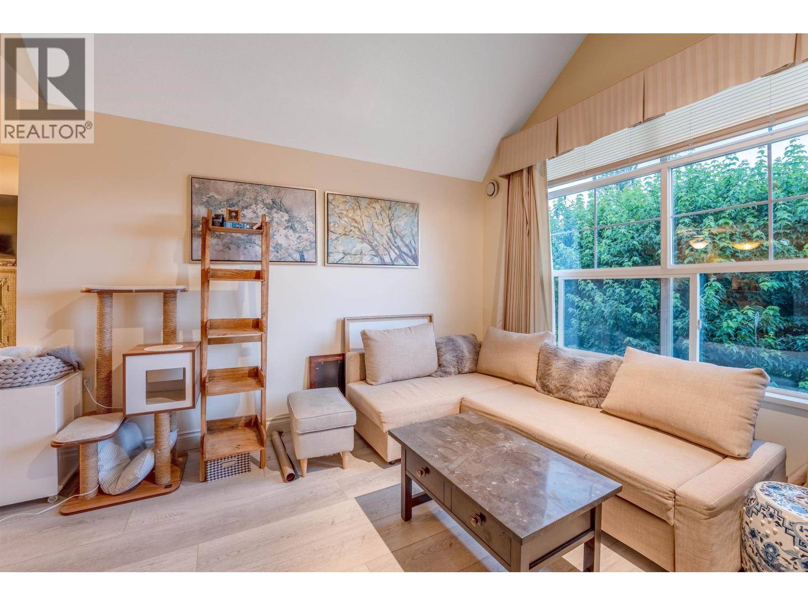 North Vancouver, BC V7J3V6,960 LYNN VALLEY RD #416