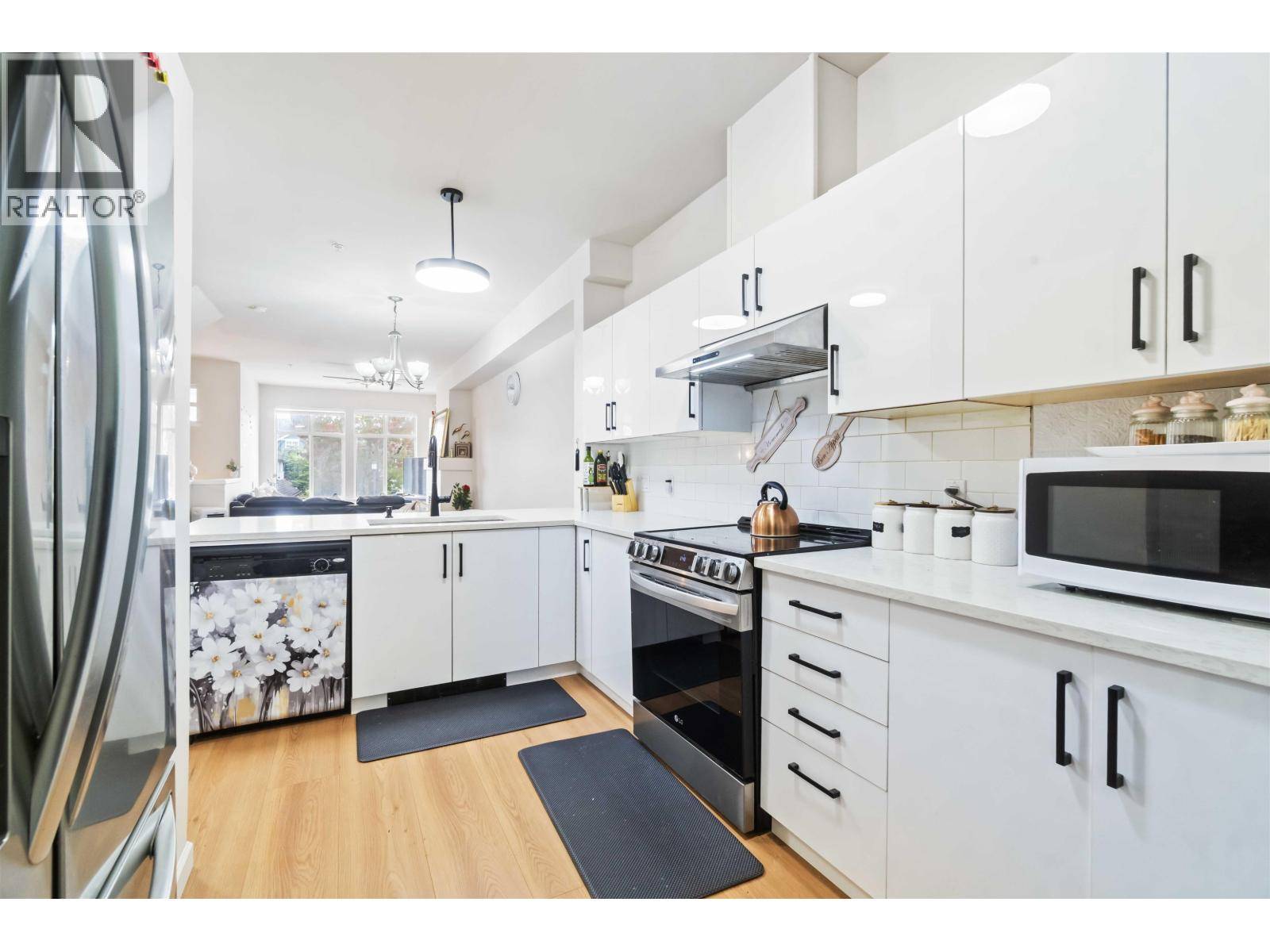 New Westminster, BC V3M0A1,935 EWEN AVE #8