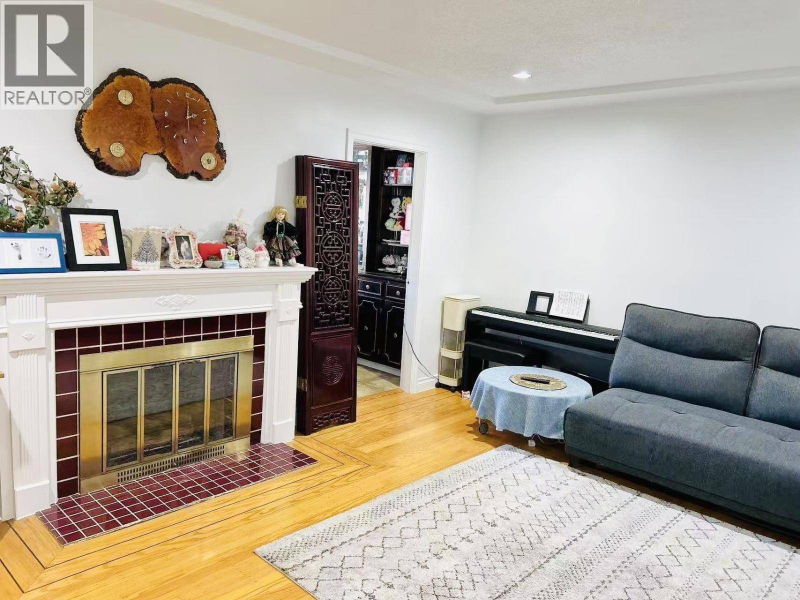 New Westminster, BC V3M2J5,1038 SEVENTH AVENUE