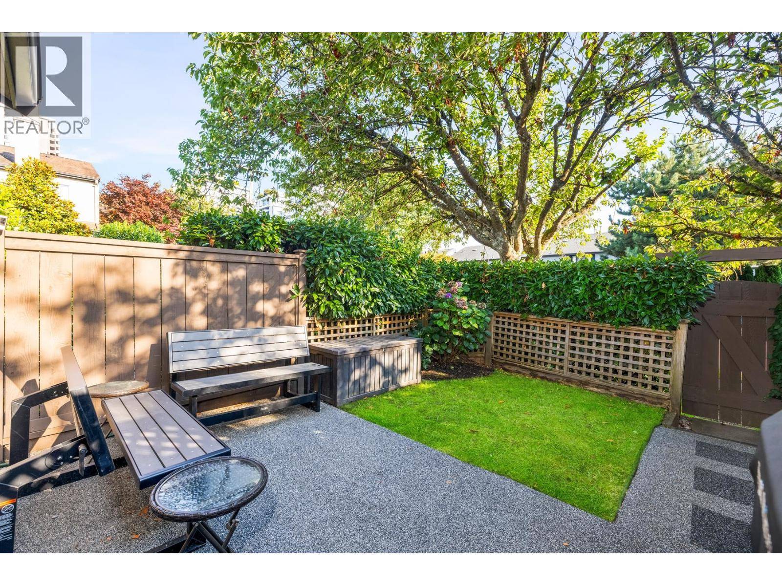 North Vancouver, BC V7M1P3,230 West 14TH ST #24