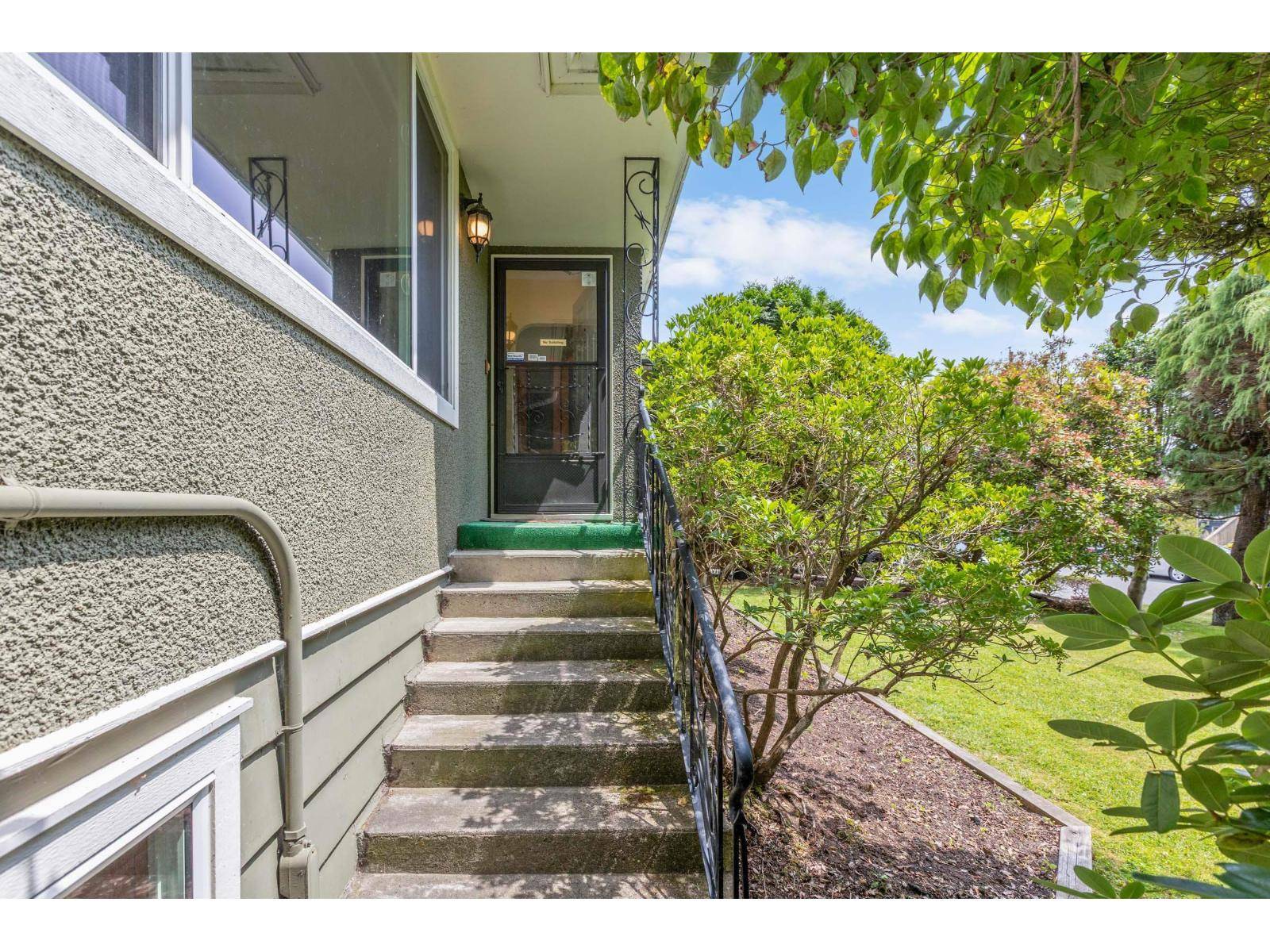 White Rock, BC V4B2W6,14093 MAGDALEN AVENUE