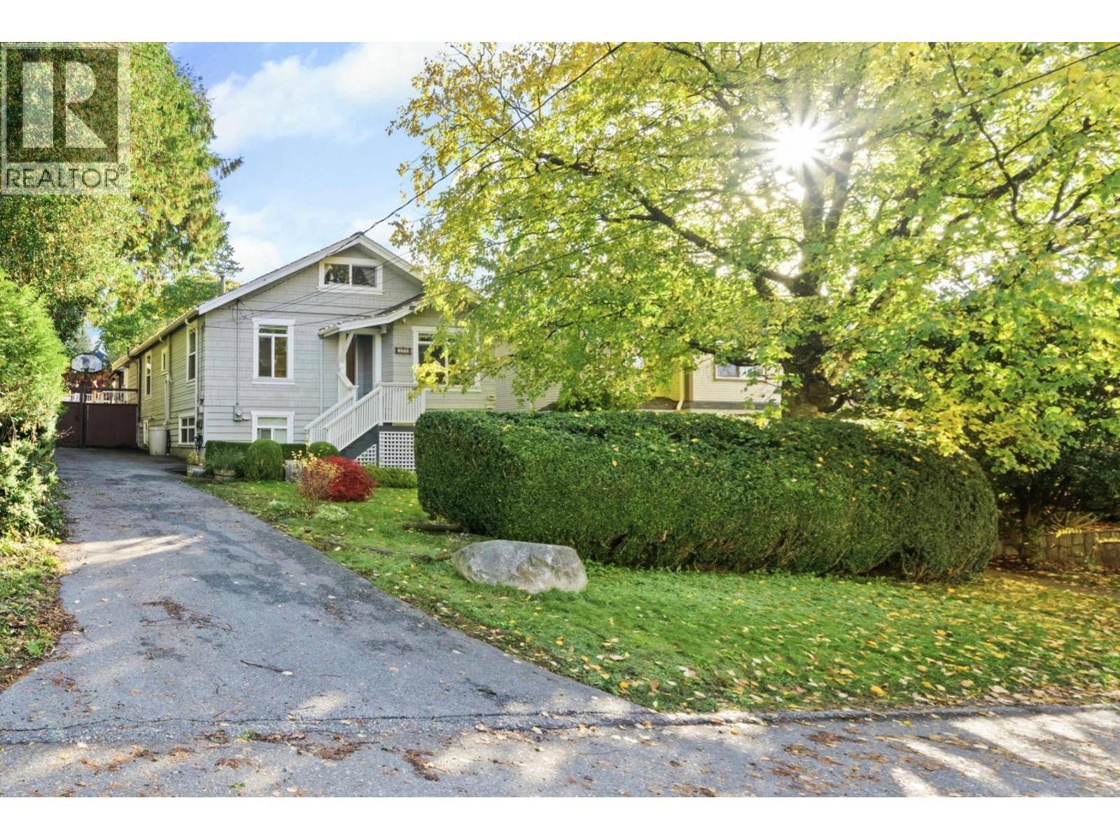 North Vancouver, BC V7M2R1,2340 CHESTERFIELD AVENUE