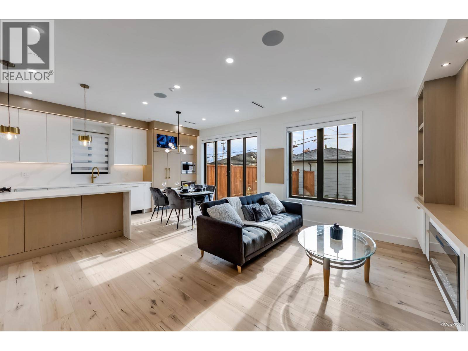 Vancouver, BC V5X1C3,150 East 51 AVE #2