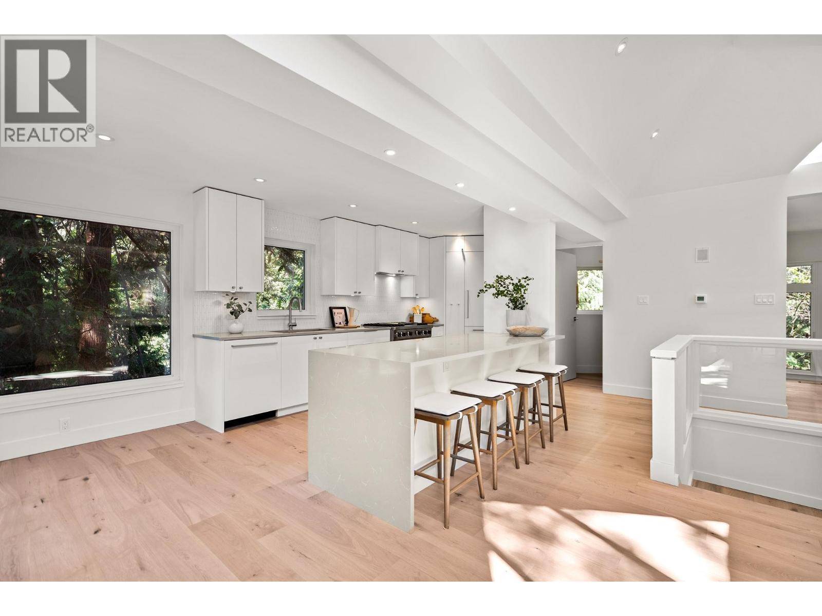 West Vancouver, BC V7W1L2,5061 BEAR LANE