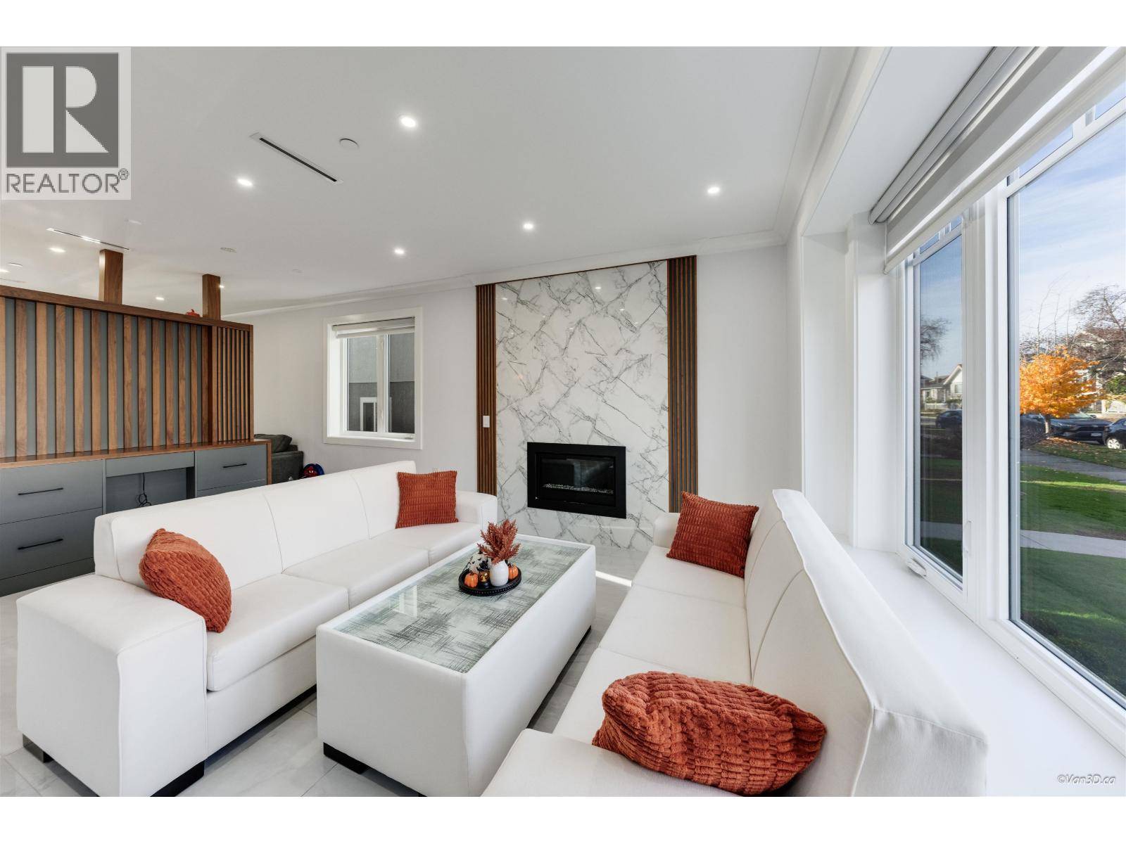 Vancouver, BC V5X1W5,926 E 58TH AVENUE