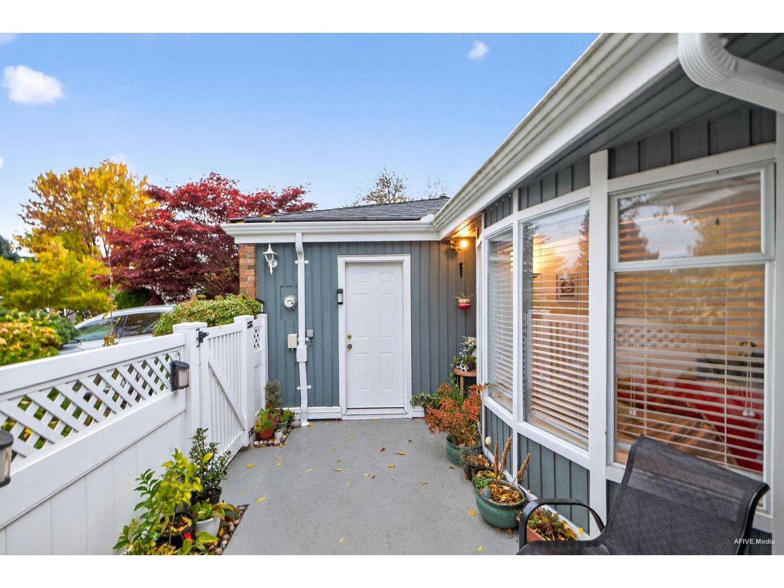 White Rock, BC V4A7N8,14271 18A AVE #103