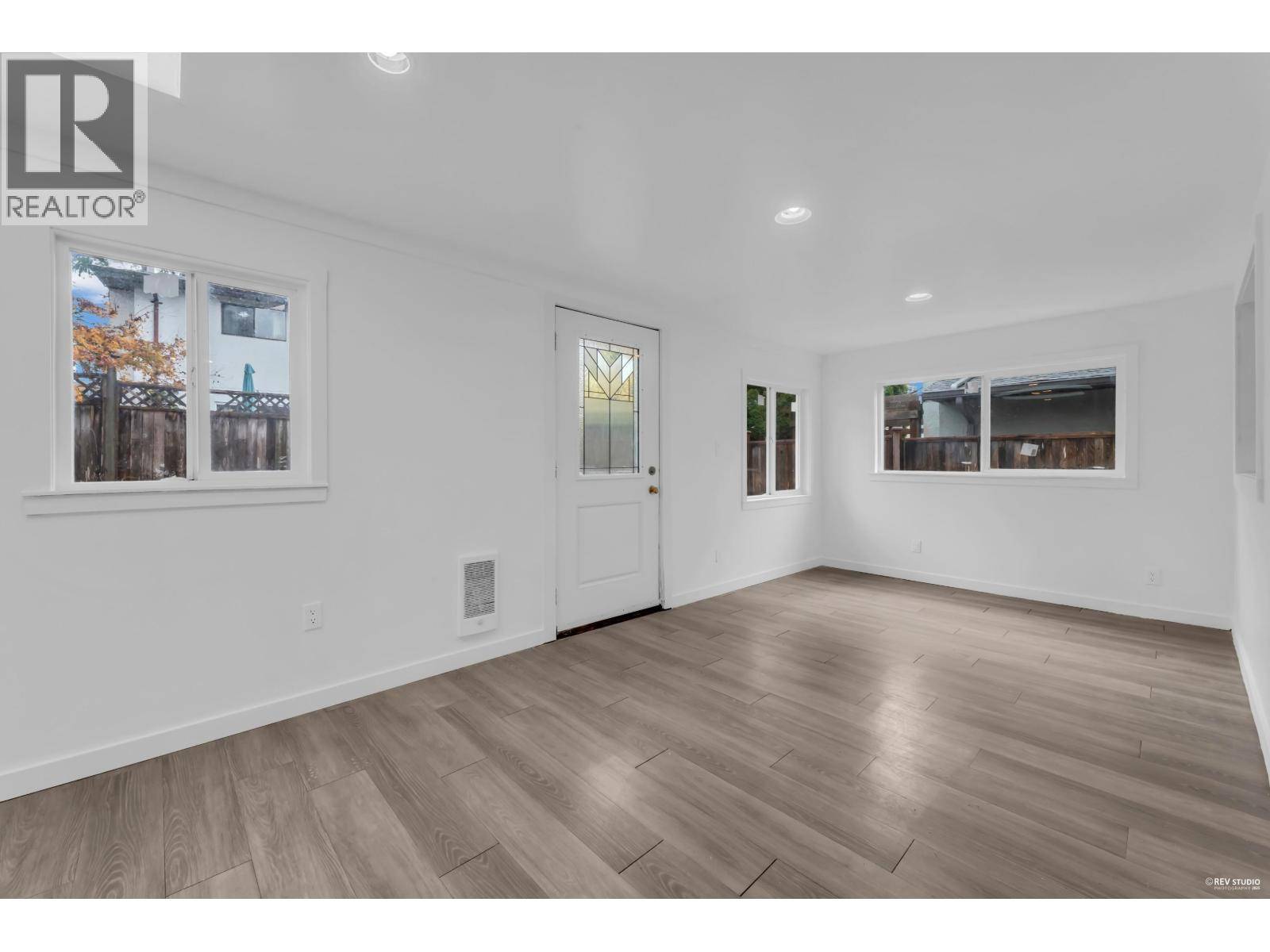 Coquitlam, BC V3E1G8,3235 DUNKIRK AVENUE