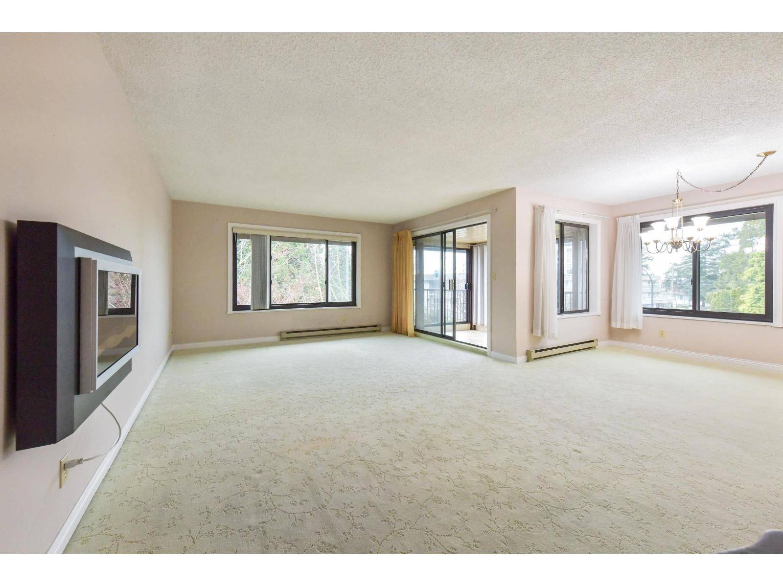 White Rock, BC V4B2L4,15317 THRIFT AVE #301