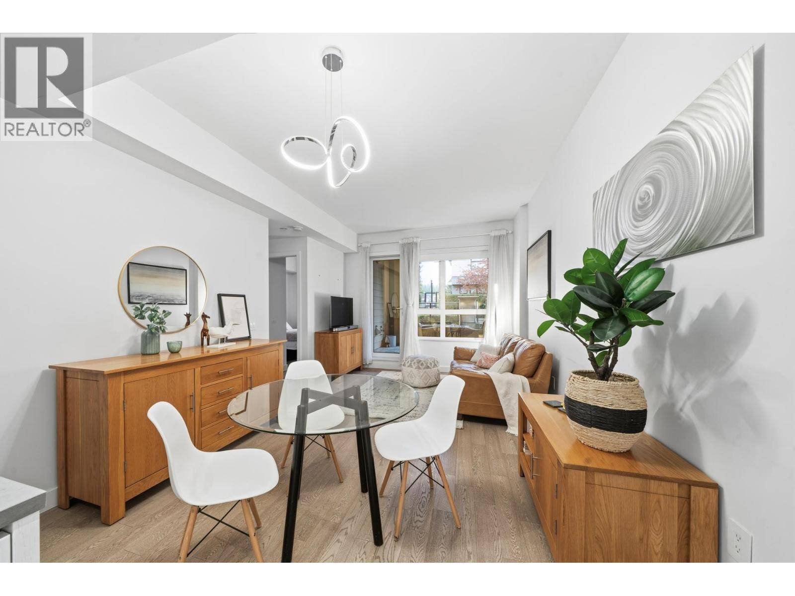 North Vancouver, BC V7R0A5,3220 CONNAUGHT CRES #201