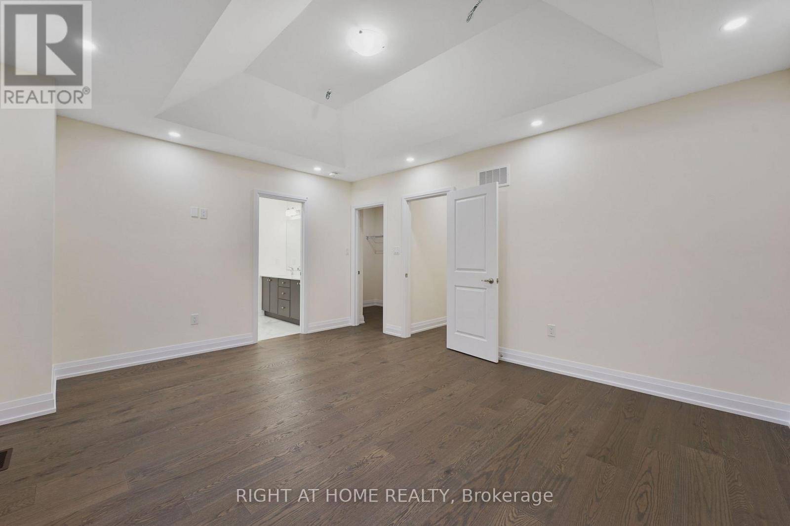 Springwater (midhurst), ON L9X2E1,53 BEARBERRY ROAD