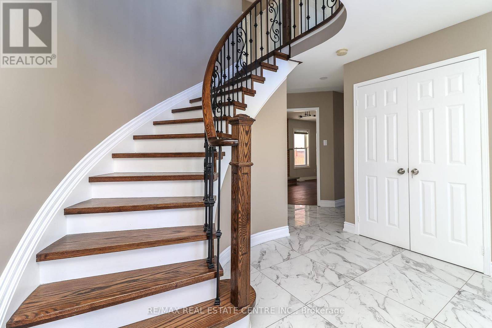 Barrie (cundles East), ON L4M6C8,25 MEADOWLARK ROAD