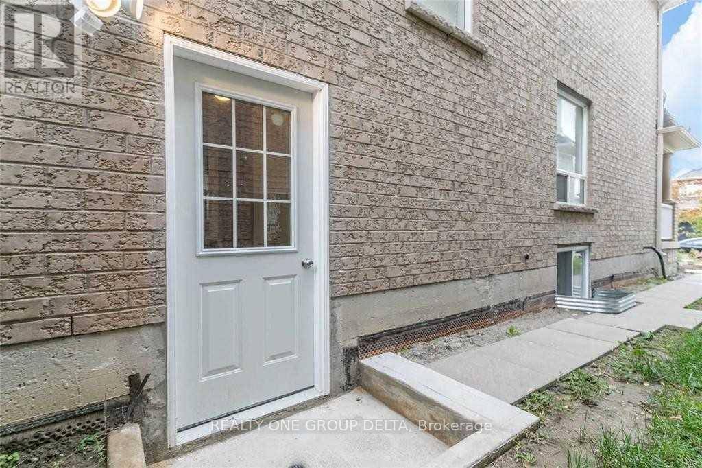 Barrie (innis-shore), ON L4M0A9,8 Charlemagne AVE #Lower