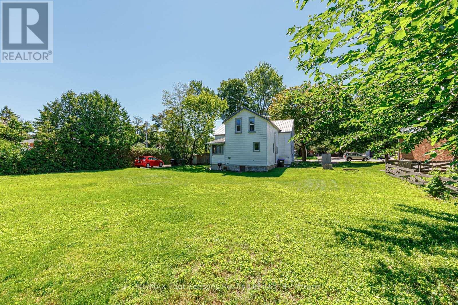 Collingwood, ON L9Y1G9,393 SECOND STREET