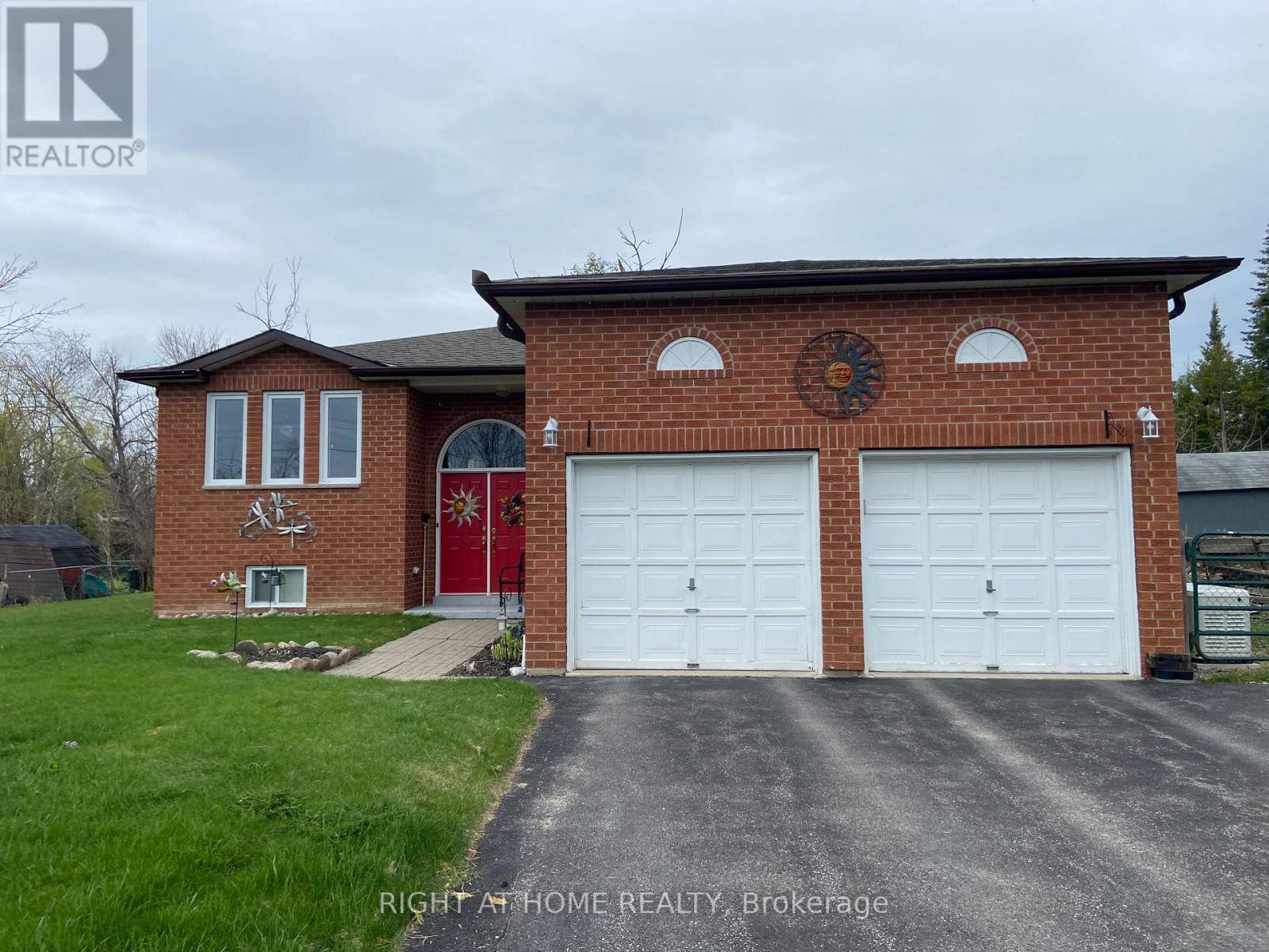 Oro-medonte, ON L0L1T0,4 CAMPBELL AVENUE