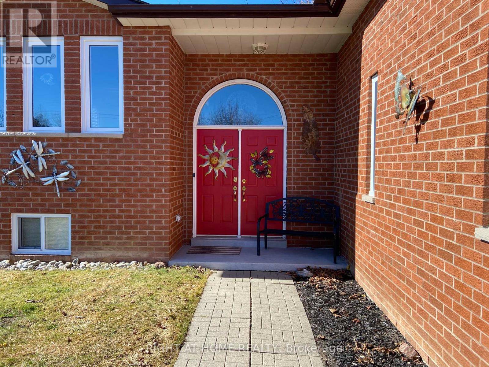 Oro-medonte, ON L0L1T0,4 CAMPBELL AVENUE