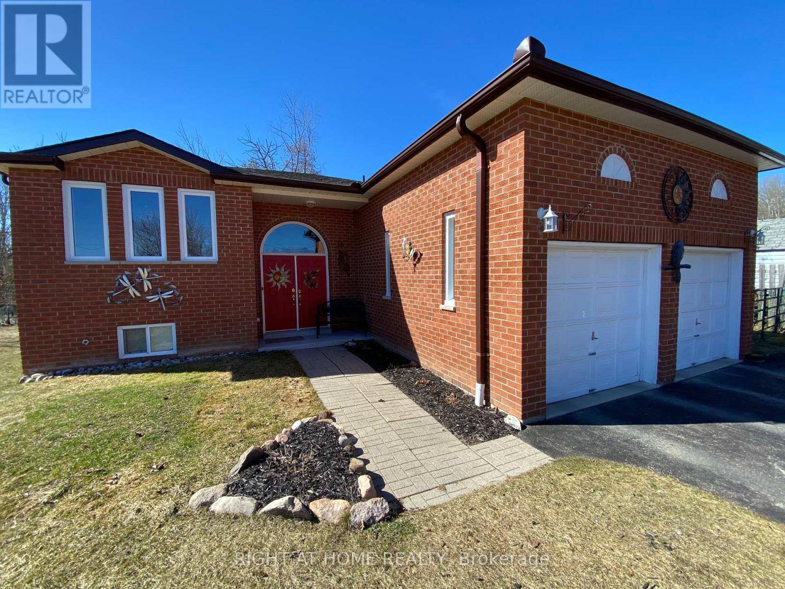 Oro-medonte, ON L0L1T0,4 CAMPBELL AVENUE