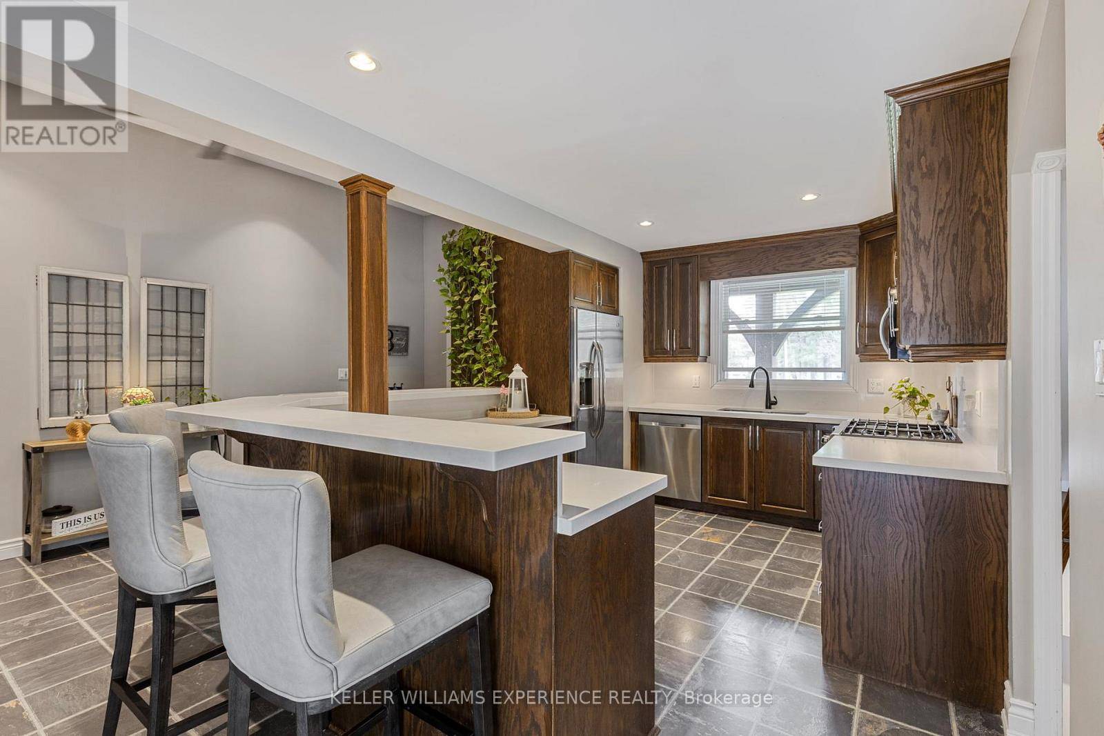 Springwater (minesing), ON L9X0W4,31 LAWRENCE AVENUE