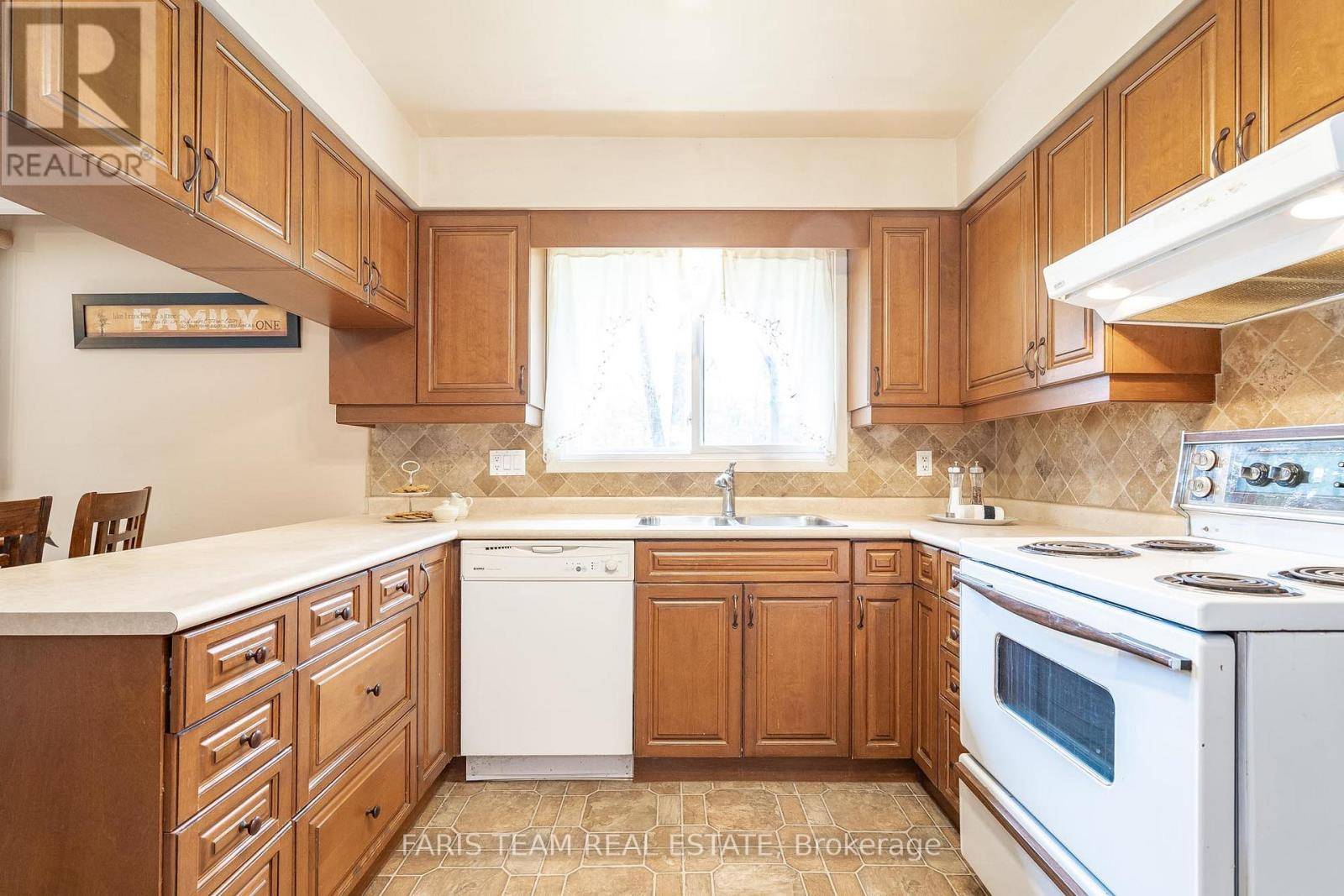 Springwater (anten Mills), ON L0L1Y2,15 LAWRENCE AVENUE