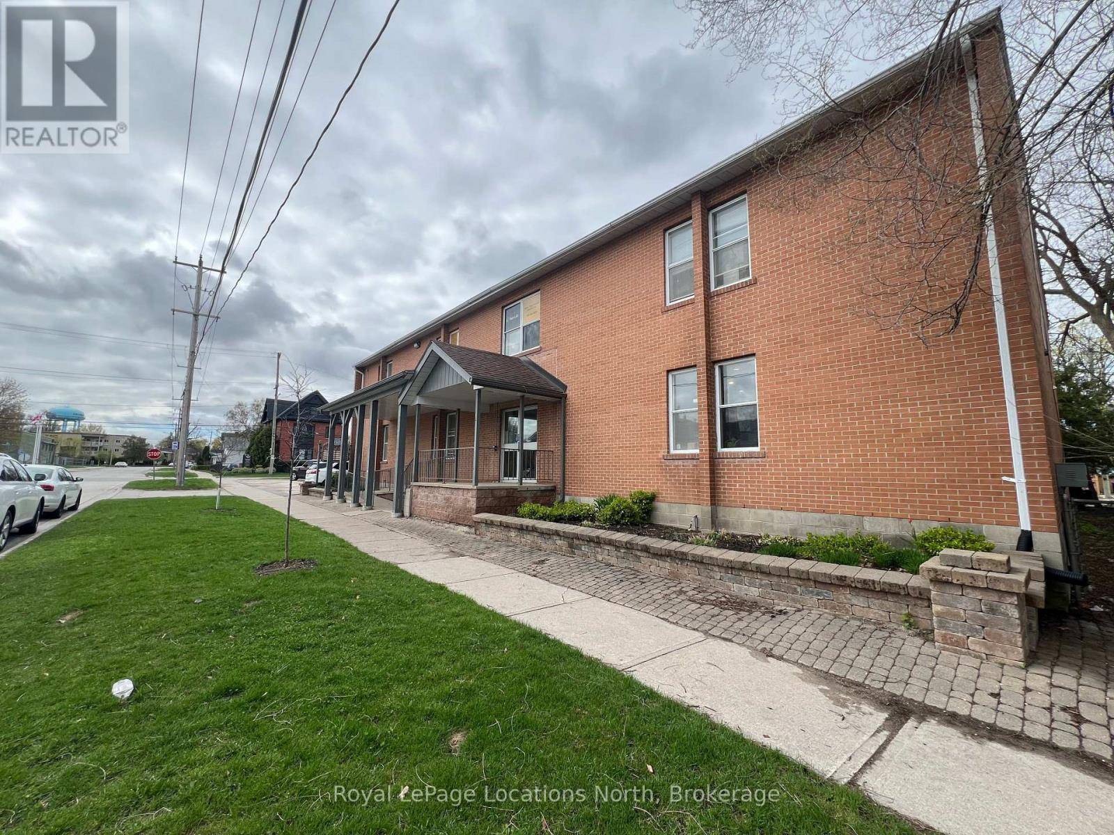 Collingwood, ON L9Y3P2,150 Saint Paul ST #202