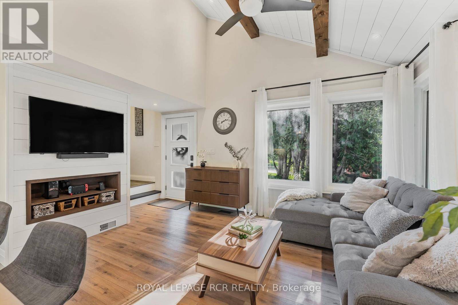 Barrie (codrington), ON L4M4P5,6 DOWNSVIEW DRIVE