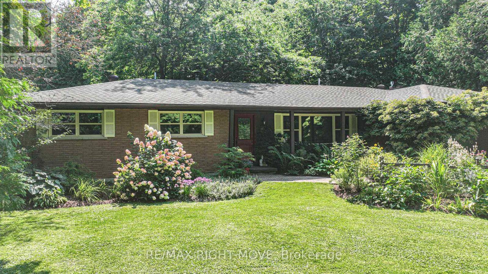 Oro-medonte, ON L0K1E0,1613 MT. ST. LOUIS ROAD E