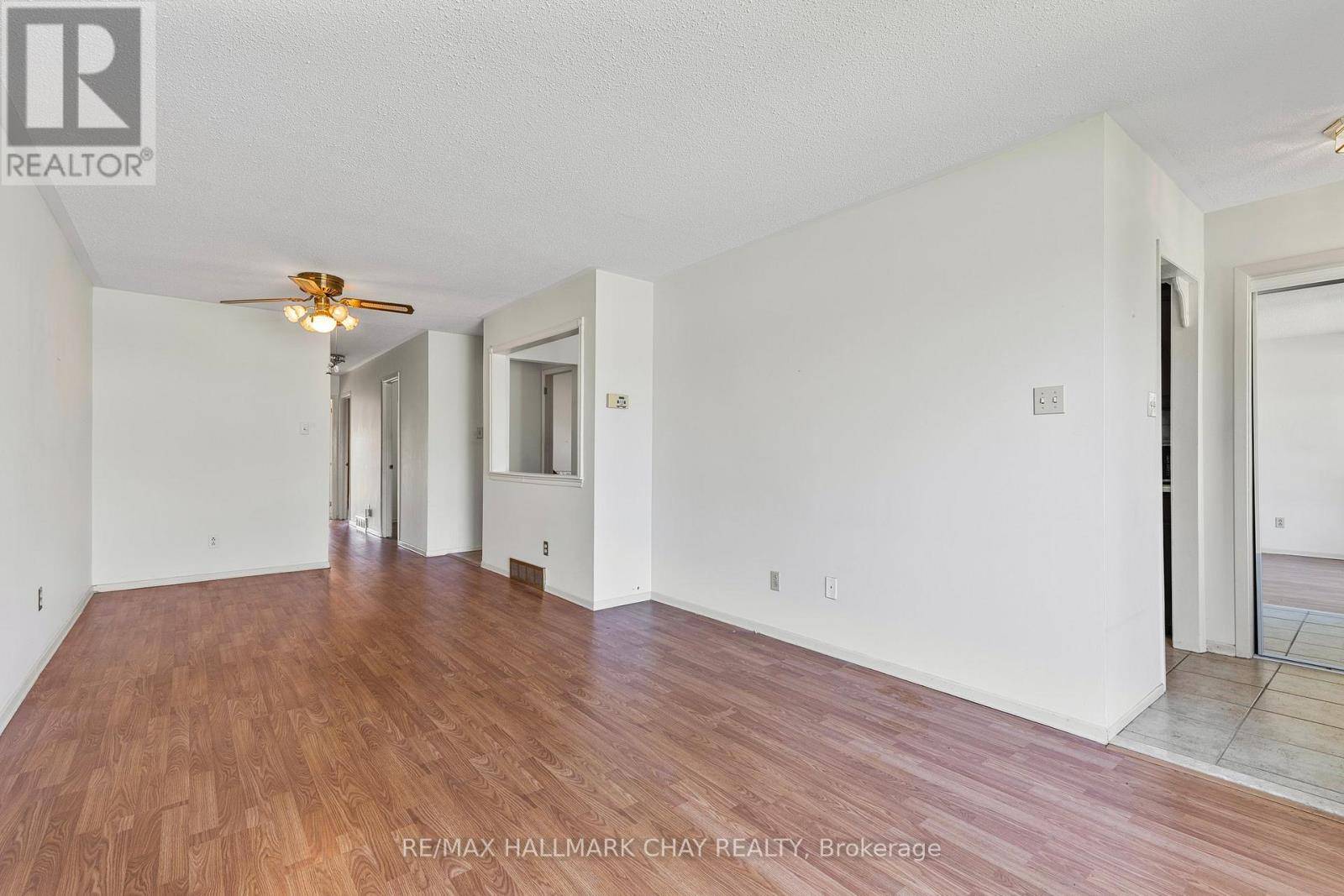 Barrie (grove East), ON L4M2W4,3 College CRES #B