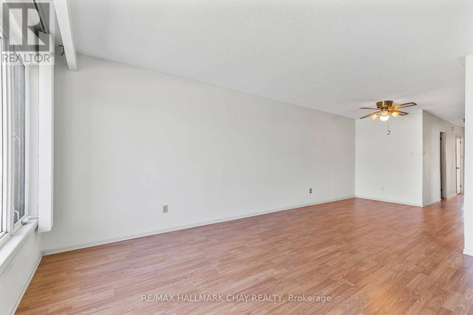 Barrie (grove East), ON L4M2W4,3 College CRES #B