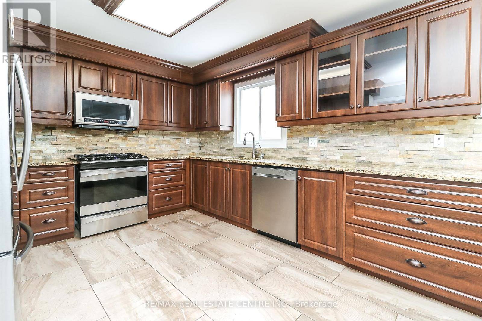 Barrie (cundles East), ON L4M6C8,22 MEADOWLARK ROAD